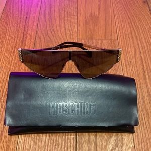 moschino sunnies.